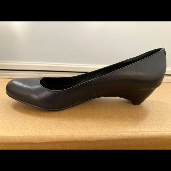 Kate & Mel Black Leather Low Heel Pumps. Size 7. - Picture 6 of 9
